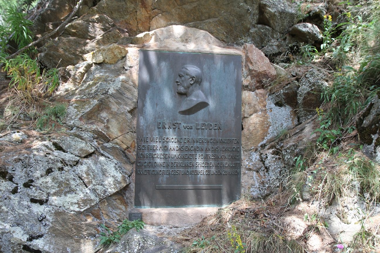 Ernst von Leyden's memorial tablet, Pontresina - 02.JPG